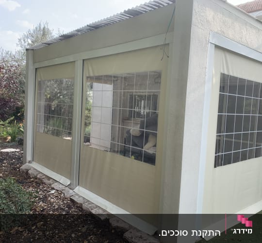 סגירת מרפסת עם סוכך שקוף